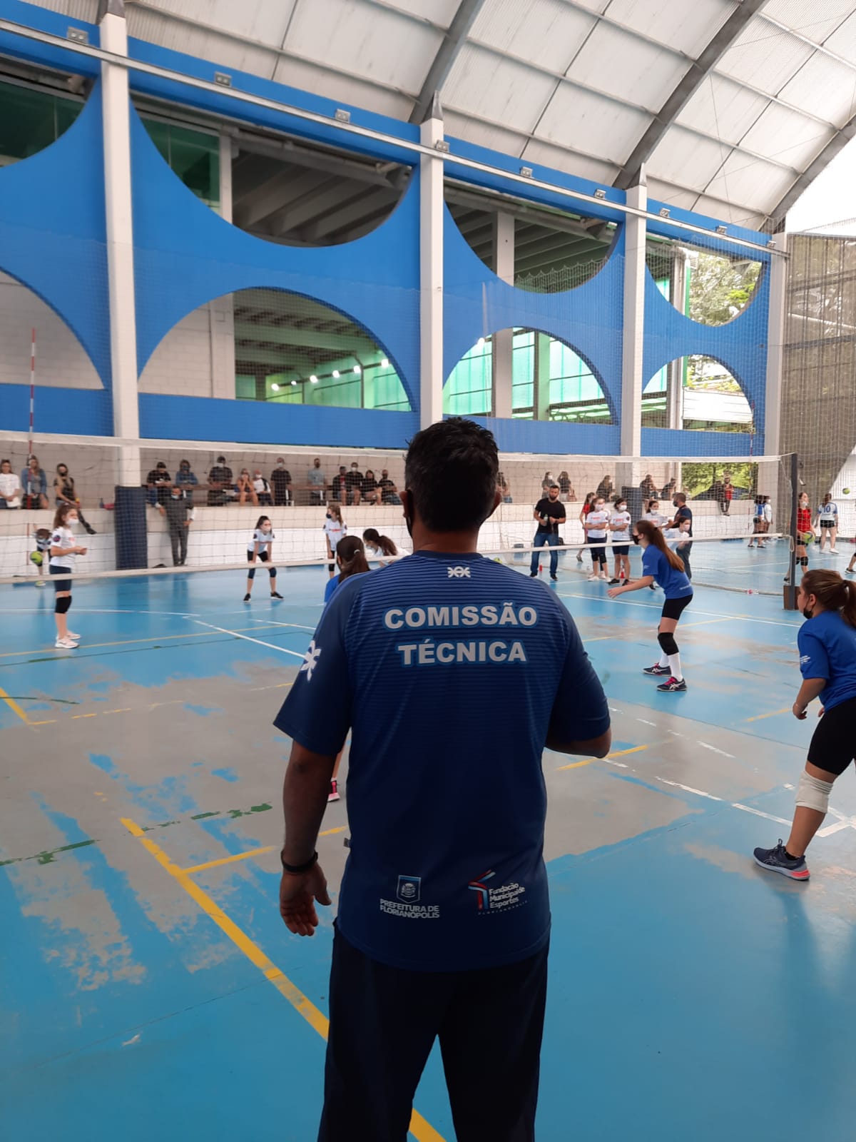 Fundo Meninas Jogando Vôlei Jogo De Salão Evento De Jogo De Mulher